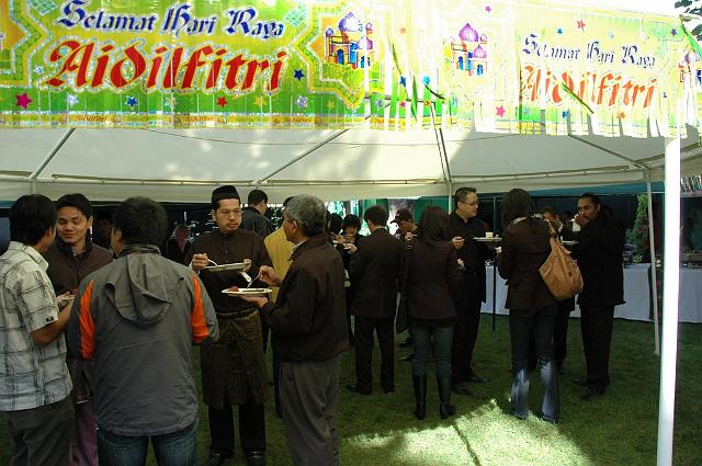 DSC_9296.jpg - guests enjoying malaysian favourite dishes