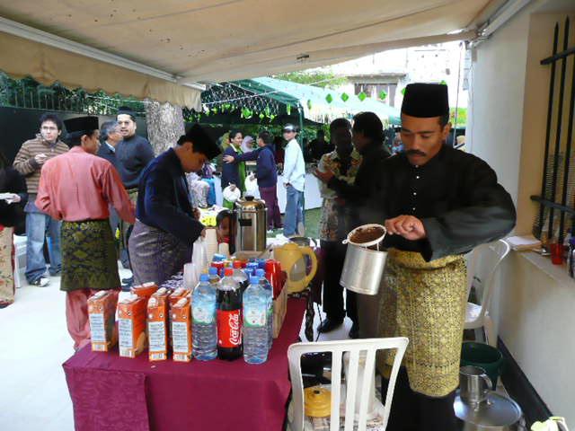 P1120948.JPG - Ramlee getting ready to lambong his teh tarik