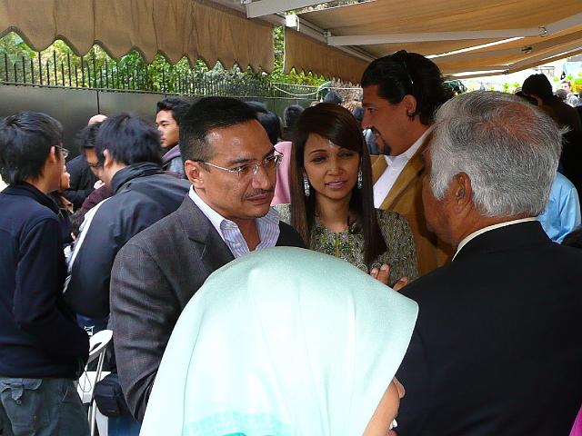 P1120978.JPG - Minister of Education Datuk Seri Hishamuddin accompanied by his wife Tengku Datin Seri Marsilla Tengku Abdullah meeting MAF members