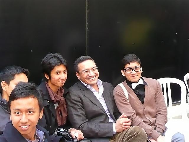 P1120980.JPG - Datuk Seri Hishamuddin with some Malaysian students