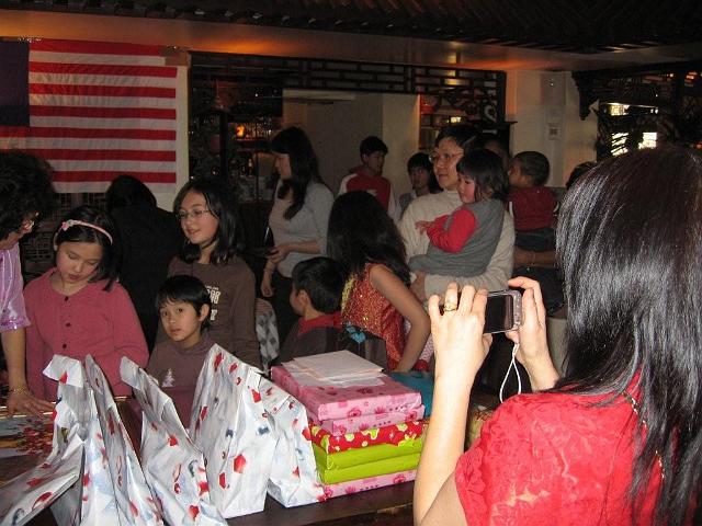 IMG_0073.jpg - children lining up to receive their "ang pow"