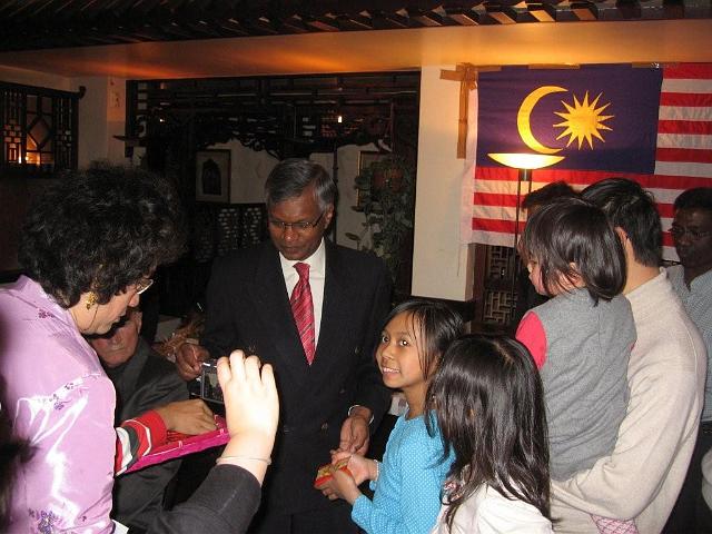 IMG_0078.jpg - Dato Thanarajasingam giving out the " ang pow" to the children