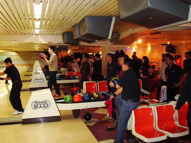 DSC00107.JPG - The bowling competition in full swing