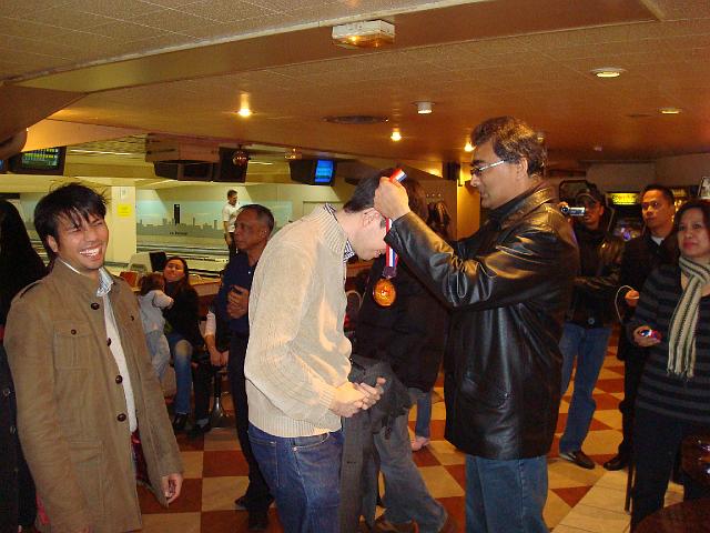 DSC00150.JPG - Mr. Kenneth Luis, Malaysia's permanent delegate to Unesco giving out the medals to the MAF men's bowling team