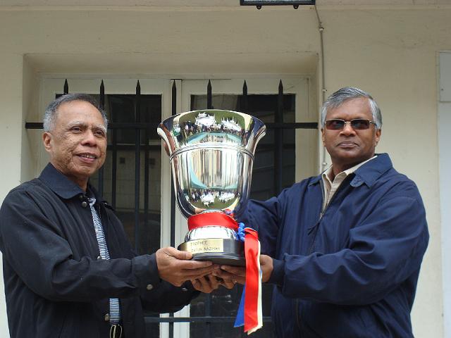 DSC00211.JPG - Captain Khairuddin Mohd Ariff, chef de mission for the embassy team recieving the Tungku Dato Nazihah challenge trophy from HE Dato' S. Thanarajasingam