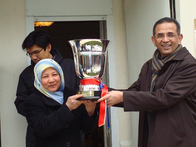 DSC00217.JPG - the winning point for the trophy came from the winning combination of Mr. Fuad Hussain and Puan Khodijah in the mixed doubles table-tennis game for Team Embassy